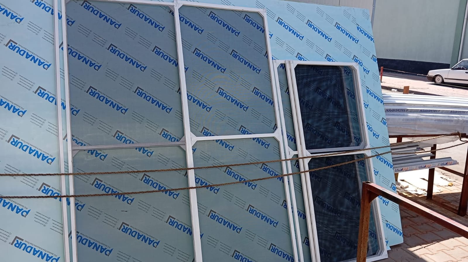 Geniş cephe PVC kapı ve pencere uygulaması